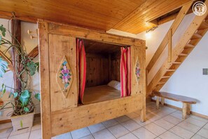 2 bedrooms, iron/ironing board, travel cot, free WiFi