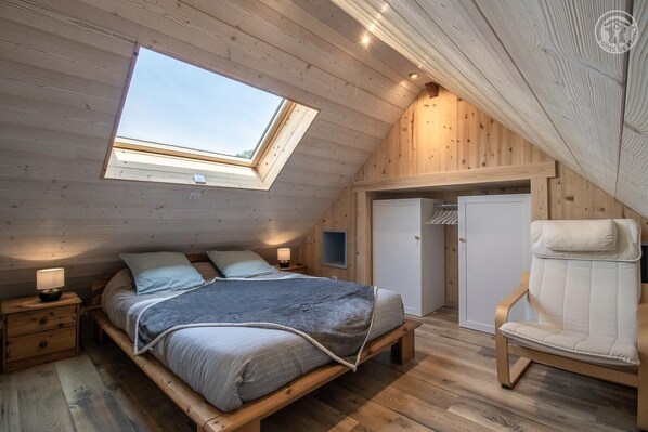 1 bedroom, iron/ironing board, travel crib, free WiFi - L'ATELIER - ENTRELACS (ENTRELACS)