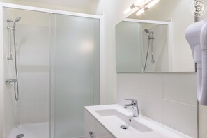 Een douche, een haardroger