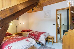 1 quarto, ferros/tábuas de passar roupa, berço de viagem
