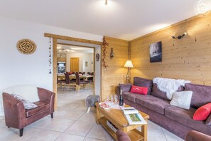 Een televisie, een dvd-speler en een stereo