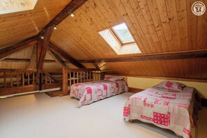 2 bedrooms, iron/ironing board, travel cot, free WiFi