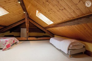 2 bedrooms, iron/ironing board, travel cot, free WiFi