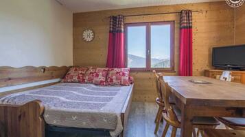 1 habitación y tabla de planchar con plancha