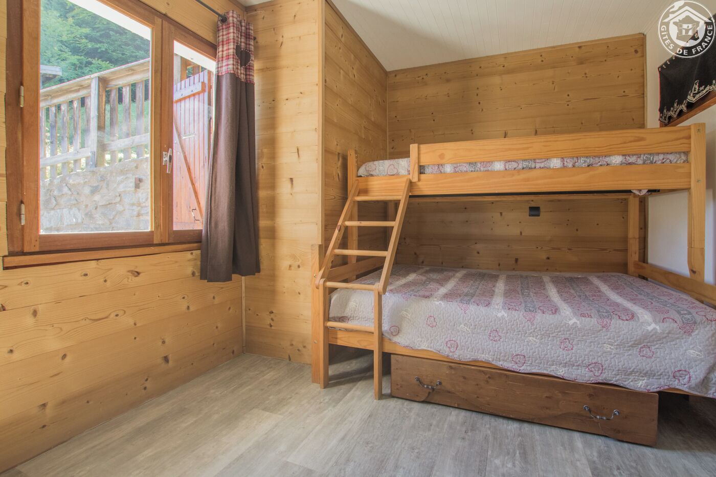 1 chambre, fer et planche à repasser