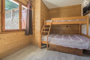 1 soverom og strykejern/-brett