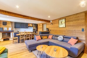 Televisión, chimenea, reproductor de DVD y estéreo 