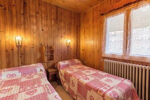 2 bedrooms, iron/ironing board, travel crib