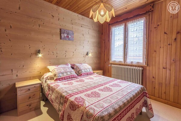 2 bedrooms, iron/ironing board, travel crib