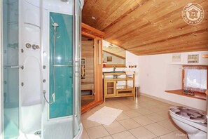 Bathtub, hair dryer - At La Grange Des Robin (SAINT ANDRE)