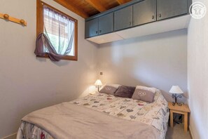 2 quartos, ferros/tábuas de passar roupa, berço de viagem