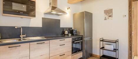 Frigorífico, microondas, horno y placa de cocina