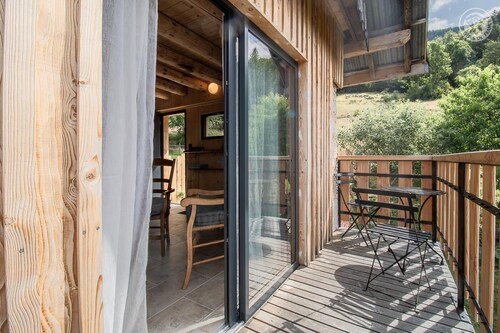 LE PETIT GÎTE EN BOIS DES CHARMI