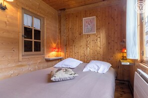 2 chambres, fer et planche Ă repasser, lit parapluie