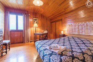 3 quartos, ferros/tábuas de passar roupa, berço de viagem