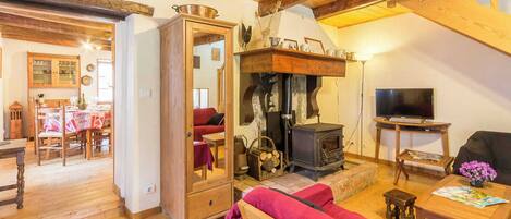 TV, fireplace, DVD player