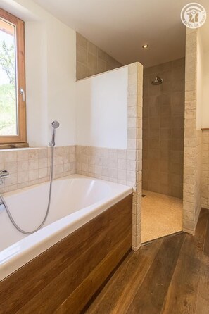 Badekar, hårtørrer, håndklæder