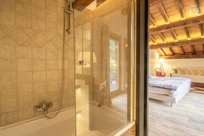 Badewanne, Haartrockner, Handtücher