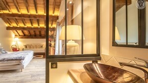 A modern bathroom with a copper basin, wooden flooring, and a wooden ceiling. - CHALET LE COURTI - SAINTE FOY TARENTAISE (SAINTE FOY TARENTAISE)