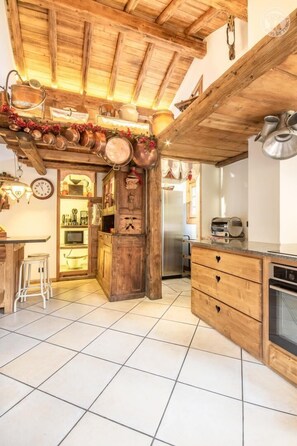 Kylskåp, mikrovågsugn, ugn och spishäll