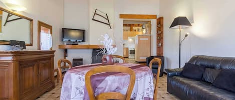 TV, fireplace, DVD player, stereo