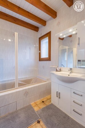Bathtub, hair dryer