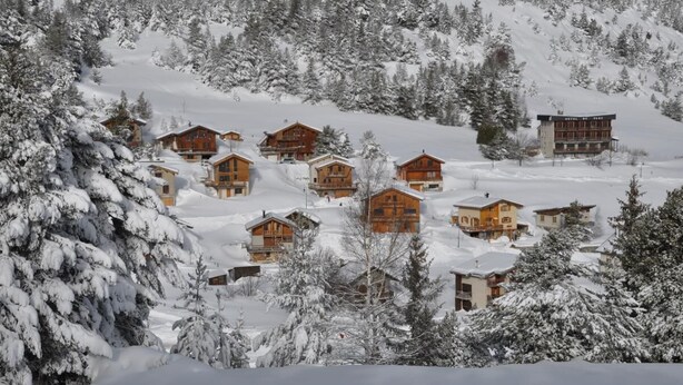 A snow-covered mountain resort with wooden cabins and a hotel. - L'ORCHIS VANILLÉ - VAL-CENIS (VAL-CENIS)