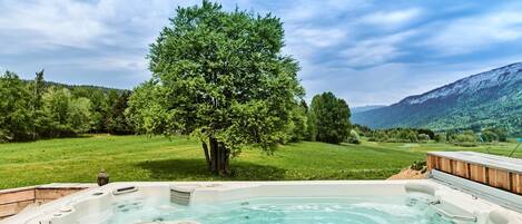 Outdoor spa tub