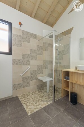 Dusche, Haartrockner, Handtücher