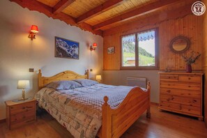3 bedrooms, iron/ironing board, travel crib, free WiFi