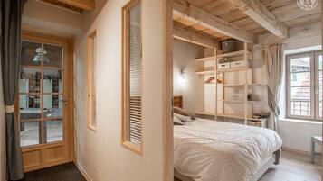 2 quartos, ferros/tábuas de passar roupa, berço de viagem