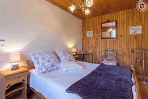 1 quarto, ferros/tábuas de passar roupa, berço de viagem