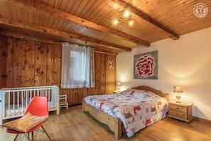 7 chambres, fer et planche à repasser, lit de bébé portatif