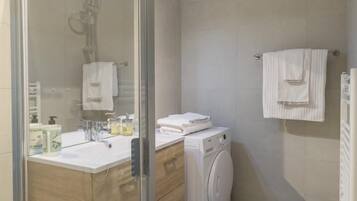 Shower, hair dryer, towels