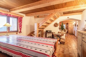 2 habitaciones, tabla de planchar con plancha y cuna de viaje 