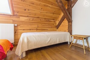 1 chambre, fer et planche à repasser, lit parapluie, draps fournis