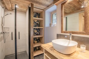 Douche, sèche-cheveux