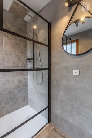 Shower, hair dryer, towels - MAISON DU NIVOLET - CHAMBERY (CHAMBERY)