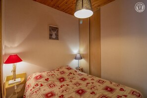 Iron/ironing board, travel cot, free WiFi