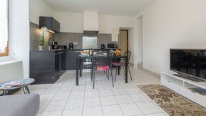 Un apartamento moderno con cocina, comedor y sala de estar.