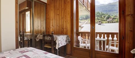 3 chambres, fer et planche Ă repasser