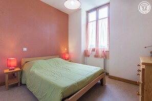 3 bedrooms, iron/ironing board, travel crib