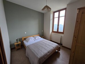 3 bedrooms, iron/ironing board, travel cot