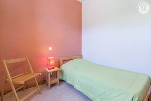 3 bedrooms, iron/ironing board, travel cot