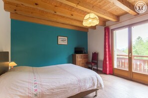 4 bedrooms, iron/ironing board, travel cot, free WiFi