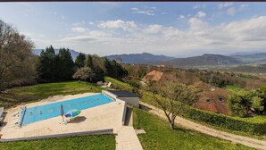 A pool area with a view of mountains and a clear sky. - PRE CHARVILLE - LE REVARD (TREVIGNIN)