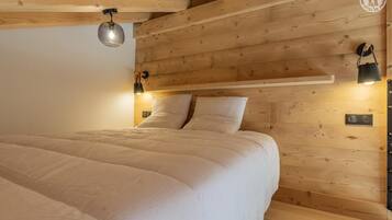 2 habitaciones, escritorio y tabla de planchar con plancha