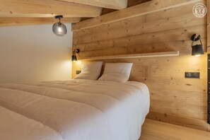 2 soverom, skrivebord, strykejern/-brett og reiseseng for barn