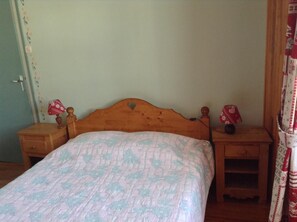 3 makuuhuonetta, silitysrauta/-lauta