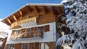 A wooden chalet with a balcony and a sign that reads "Hotel Alpenblick." - LA CASCADE - LA GIETTAZ (LA GIETTAZ)